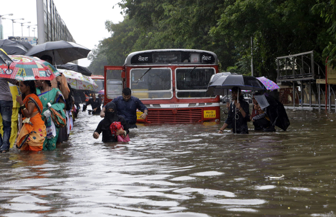 Mumbai Train Update: भारी बारिश से ट्रेन और सड़क वाहन सेवा हुई बाधित, जानिए- लोकल ट्रेनों में कितनी देरी