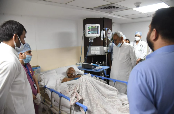 नीतीश कुमार महिला के साथ स्टेज पर ही शुरू हो गए, पहले गले में डाला हाथ, फिर जोर से खींचा अपनी तरफ, फिर करने लगे… वीडियो हुआ वायरल!