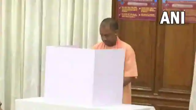 उत्तर प्रदेश: राष्ट्रपति चुनाव के लिए मतदान करने पहुंचे अखिलेश यादव, कहा- मैं यशवंत सिन्हा के पक्ष में करूंगा वोट