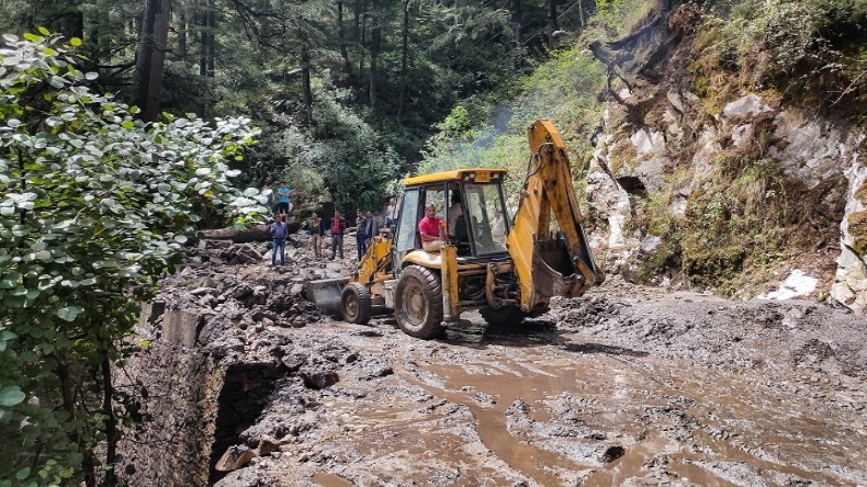 Himachal Pradesh: मंडी में भूस्खलन के चलते बंद मंडी-मनाली रोड को फिर से खोला गया