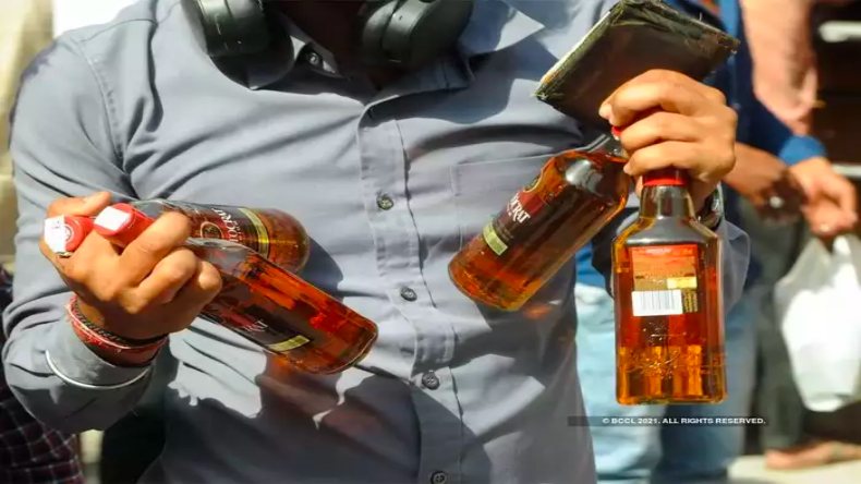 Delhi Liquor Policy: शराब घोटाले में ED ने 30 जगहों पर मारे छापे, 6 राज्यों में चल रही तलाशी