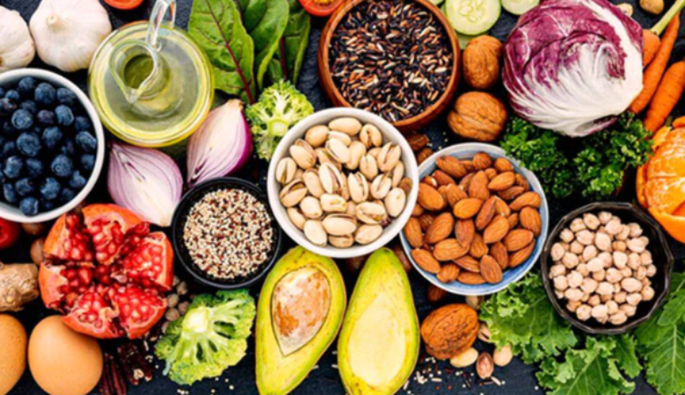 Healthy Lifestyle: जानें क्यों ठंड के मौसम में ज्यादा खाना खाने से मना करते हैं हेल्थ एक्सपर्ट?