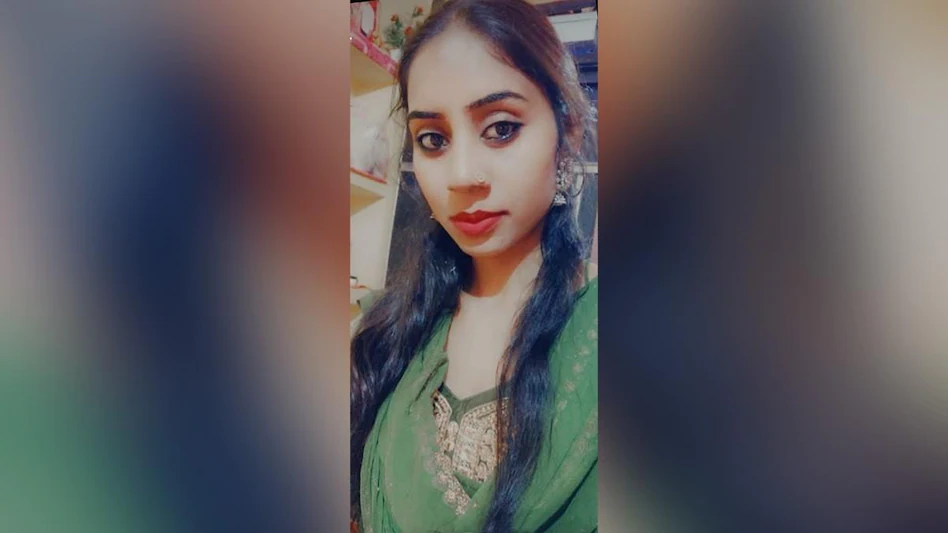 VIDEO: फोन के चक्कर में महिला का हुआ एक्सीडेंट, ऐसी बेवकूफी देखकर लोग हुए हैरान, देखें वीडियो