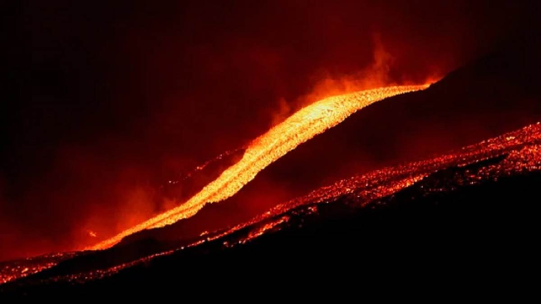 रूस में ज्वालामुखी फटने के बाद लावा कई किलोमीटर तक फैला, खतरे में लोग