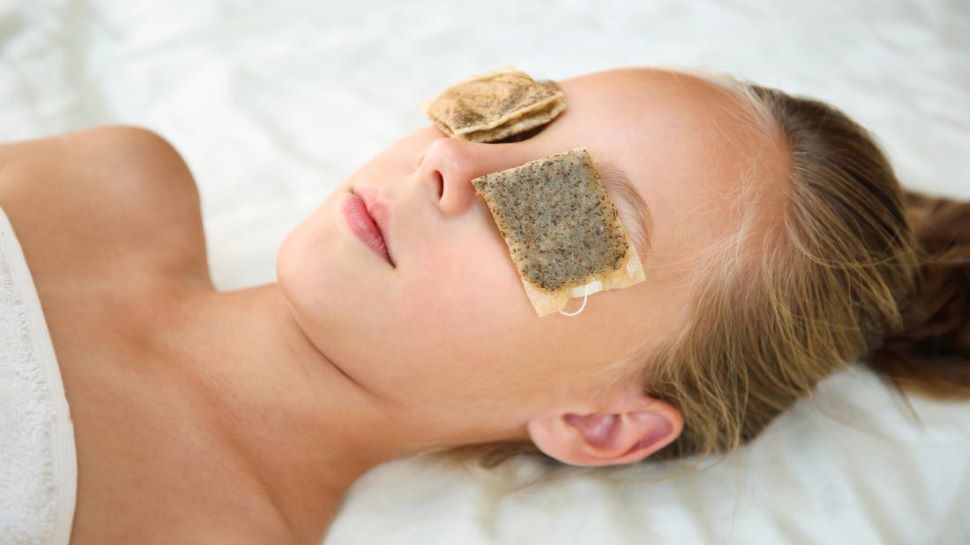 आंखों के नीचे Dark Circles से हैं? परेशान तो अपनाएं ये घरेलू तरीके
