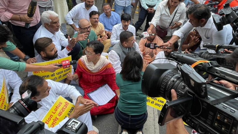 DJB Water Bill: दिल्ली में पार्टी दफ्तर के बाहर आप कार्यकर्ताओं का भाजपा के खिलाफ विरोध प्रदर्शन