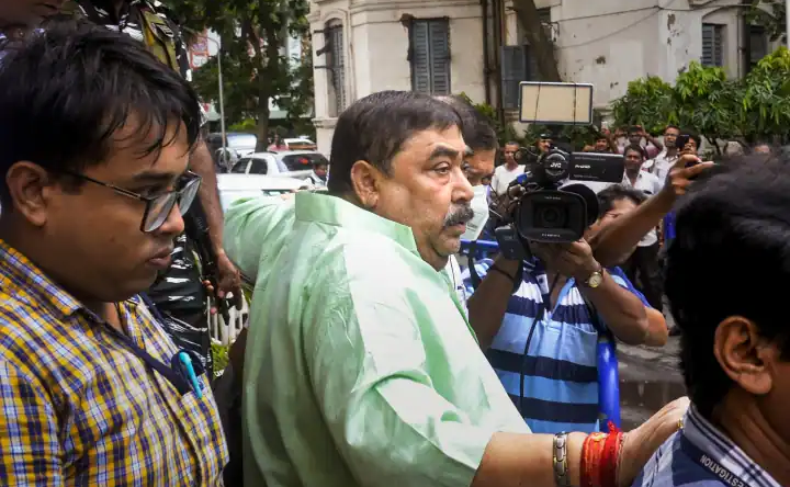 ‘राष्ट्रपति के रूप’ पर विवादित टिप्पणी करने वाले TMC नेता के खिलाफ BJP का प्रदर्शन