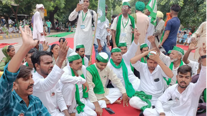 भारत जोड़ो यात्रा में शामिल हुए किसान नेता राकेश टिकैत, राहुल गांधी से की मुलाकात