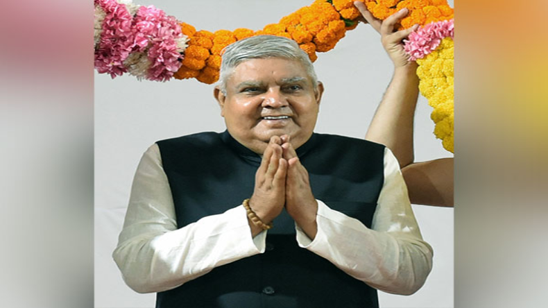 उत्तराखंड: कैंची धाम पहुंचे उपराष्ट्रपति, पत्नी के साथ बाबा नीम करौली के किए दर्शन