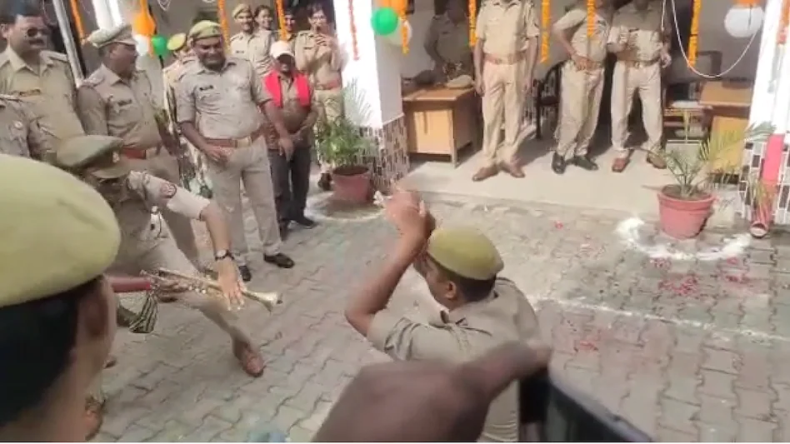 सावरकर के पोस्टर को लेकर तनाव, पुलिस ने किया लाठीचार्ज