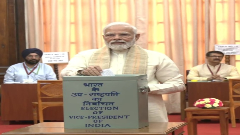 उपराष्ट्रपति चुनाव: पूर्व प्रधानमंत्री मनमोहन सिंह ने किया मतदान, व्हीलचेयर पर बैठकर पहुंचे संसद
