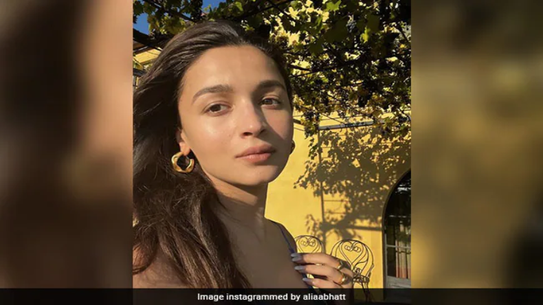 अवॉर्ड लेने सिंगापुर पहुंची आलिया, स्पीच के दौरान बच्चे ने मारी किक