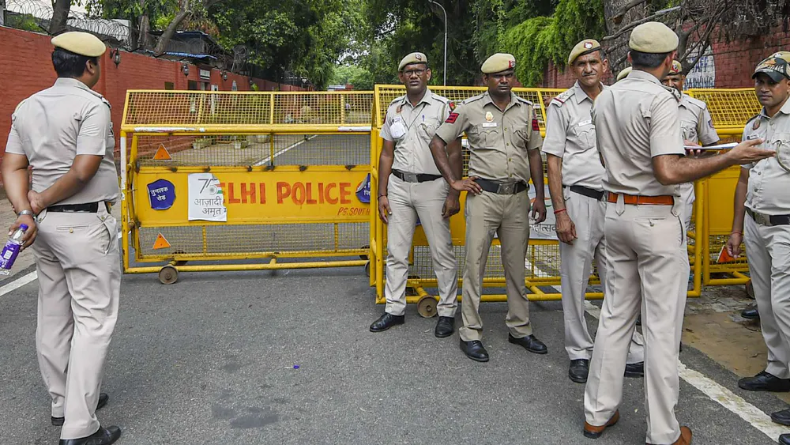 जम्मू कश्मीर में एक और आतंकी हमला, CRPF की गाड़ी पर फेंका ग्रेनेड