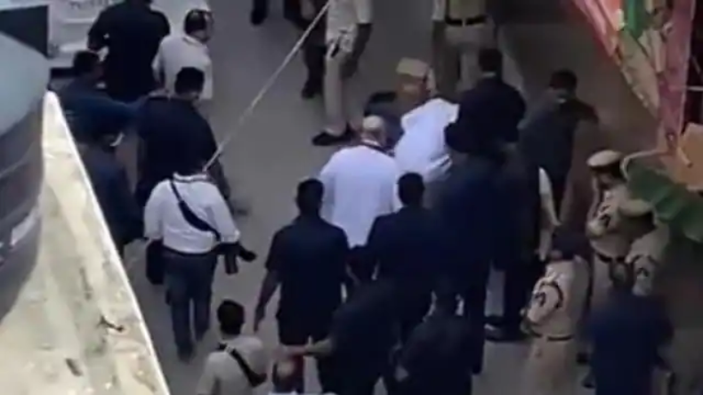 UP : स्टेट बैंक के तत्कालीन शाखा प्रबंधक समेत अन्य कर्मचारियों पर एफआईआर