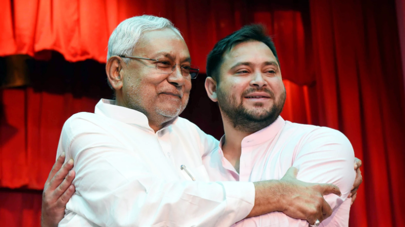 नीतीश कुमार महिला के साथ स्टेज पर ही शुरू हो गए, पहले गले में डाला हाथ, फिर जोर से खींचा अपनी तरफ, फिर करने लगे… वीडियो हुआ वायरल!