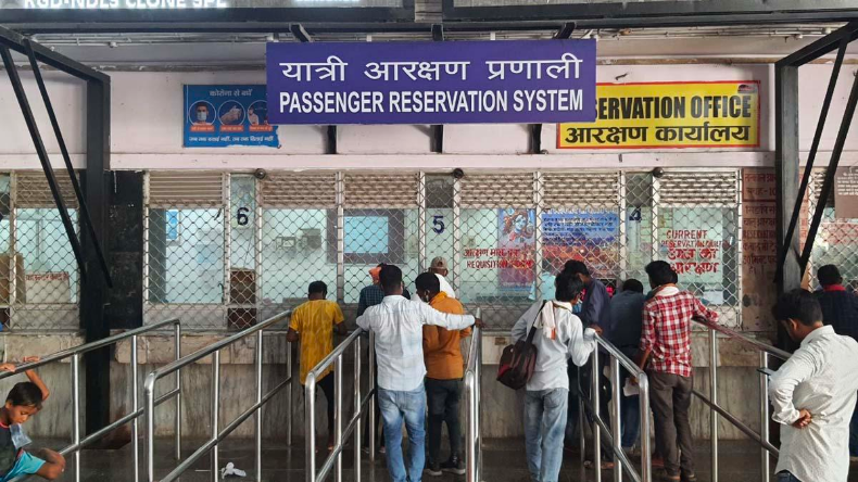 कभी सोचा है कि रेलवे स्टेशन का नाम हमेशा पीले रंग के बोर्ड पर क्यों लिखा जाता है? आइए जानते है