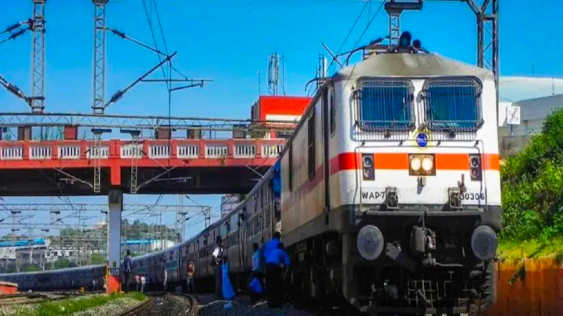 कभी सोचा है कि रेलवे स्टेशन का नाम हमेशा पीले रंग के बोर्ड पर क्यों लिखा जाता है? आइए जानते है
