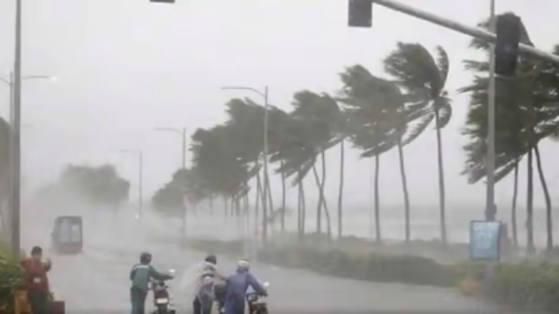 Weather News : प्रदूषण और धुंध में खोई दिल्ली, जानिए बाकी राज्यों के मौसम का हाल