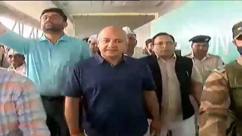 Delhi Crime: सौतेली मां को गाली देने से नाराज बेटे ने महिला पर किया चाकू से वार, आरोपी गिरफ्तार