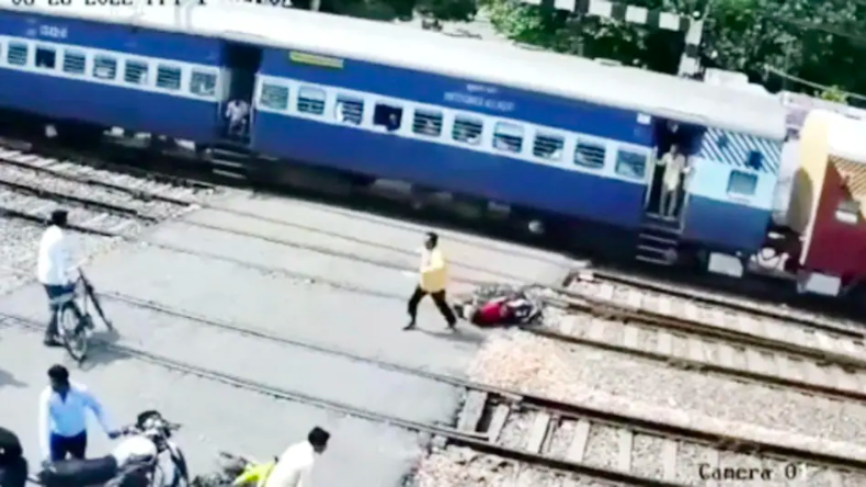 Khabar Jara Hat ke: ये रेलवे स्टेशनो के नाम सुन कर आपकी हंसी छूट जाएगी
