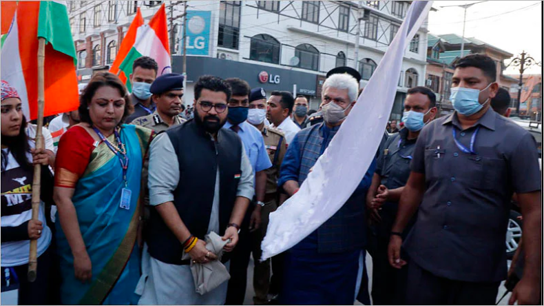 सोशल मीडिया की वजह से पढ़ नहीं रहे बच्चे! सर्वे में लोग बोले- प्लीज मोदी जी, इसे बैन कर दो