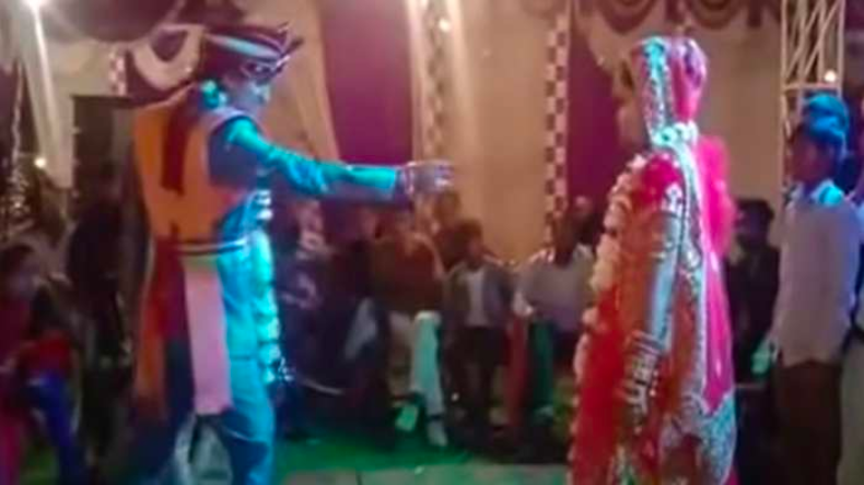 दो महिलाओं ने जमीन पर लेटा-लेटा कर एक दूसरे को पीटा, अब सोशल मीडिया पर वायरल हो रहा वीडियो