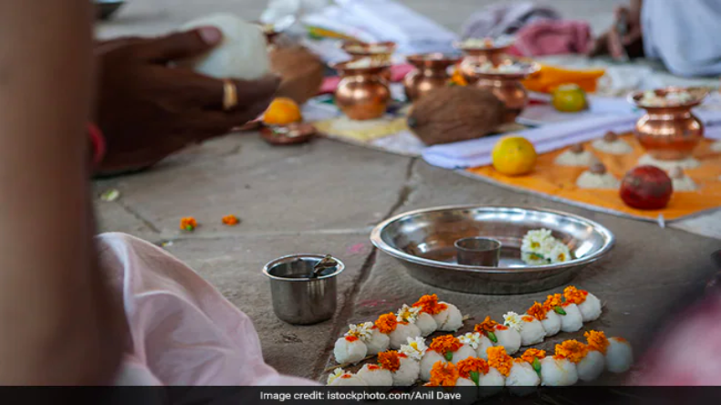 पितृ पक्ष में कौवों को भोजन कराना क्यों महत्वपूर्ण है? जानिए सबकुछ