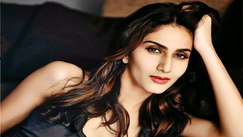 Mahesh Bhatt और Rhea Chakraborty की इन तस्वीरों पर मचा था बवाल