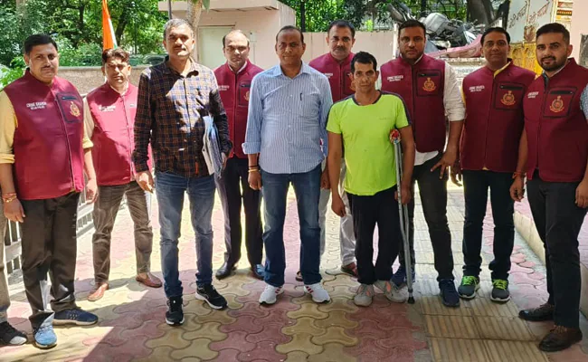 बरेली: तिरंगे के ऊपर मुस्लिम युवक ने लगाया इस्लामिक झंडा, राष्ट्रीय ध्वज के अपमान का केस दर्ज