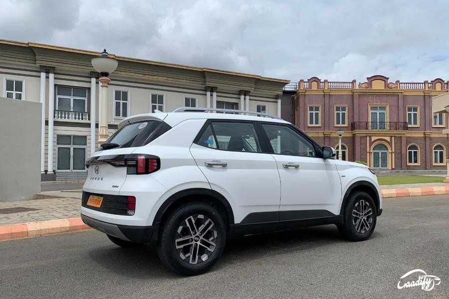 Hyundai Venue: हुंडई वेन्यू पर भारी डिस्काउंट, ग्राहक जल्द उठाएं इस ऑफर का फायदा