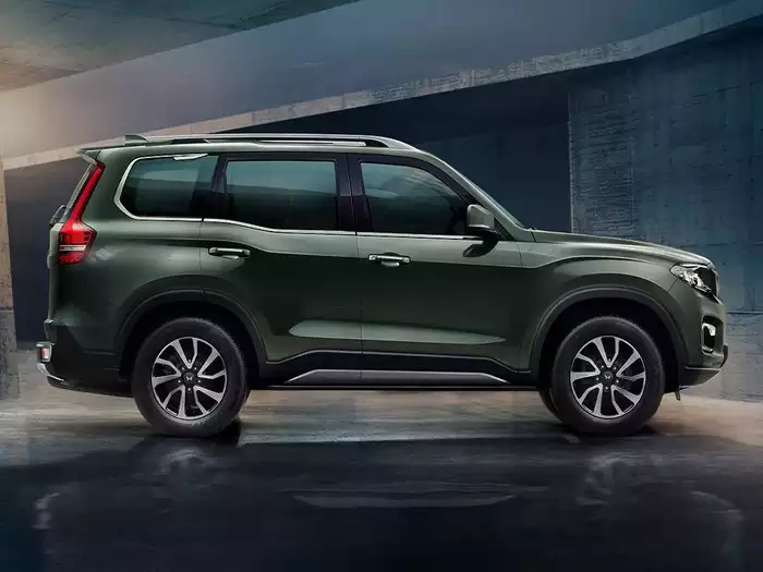 Auto: ये महिला निकली हैवी ड्राइवर, नई गाड़ी को नाले में गिरा दी, आप न करें ये गलती