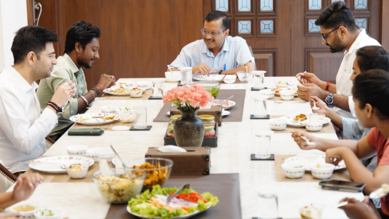 Arvind Kejriwal के घर दलित दावत! ऐसे की मेहमान नवाज़ी