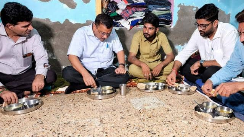 Poster विवाद पर केजरीवाल का पलटवार, मुझे भगवान ने स्पेशल काम के लिए गुजरात भेजा है…