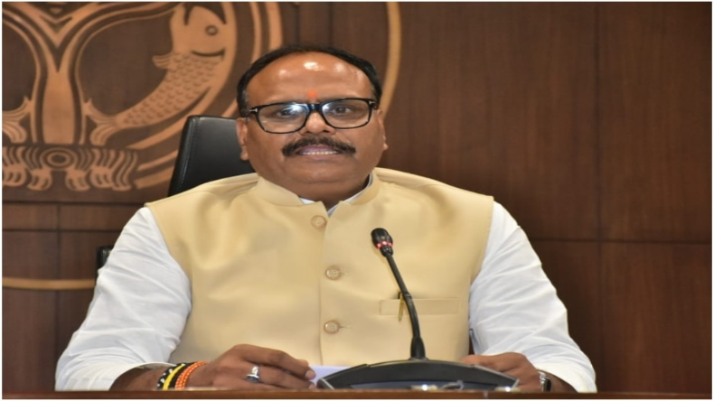 UP  में बाढ़ के हालात, बहन का शव कंधे पर ले जाने को मजबूर भाई।