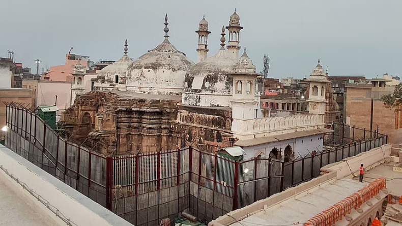 प्रयागराज: 33 सालों से कांटों पर लेटे हुए हैं यह बाबा, जानें क्यों कर रहे हैं ऐसा