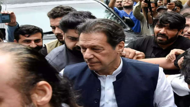 Imran Khan Arrest: पूर्व पीएम को नहीं मिली राहत, समर्थकों की भीड़ के बीच से गिरफ्तार करने पहुंच रही पुलिस