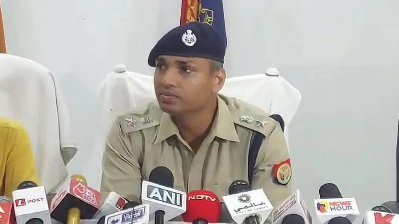 UP  में बाढ़ के हालात, बहन का शव कंधे पर ले जाने को मजबूर भाई।