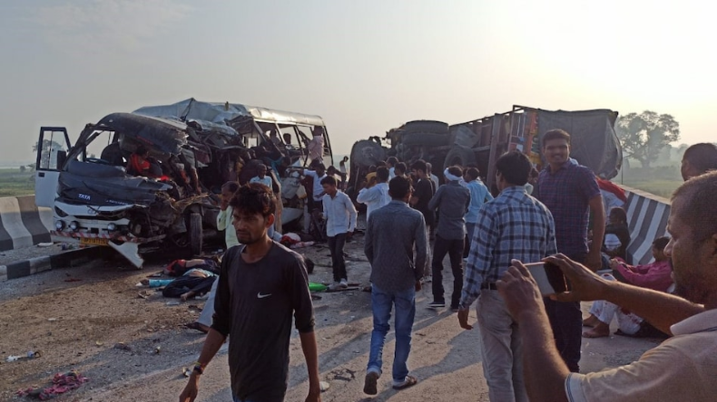 UP  में बाढ़ के हालात, बहन का शव कंधे पर ले जाने को मजबूर भाई।