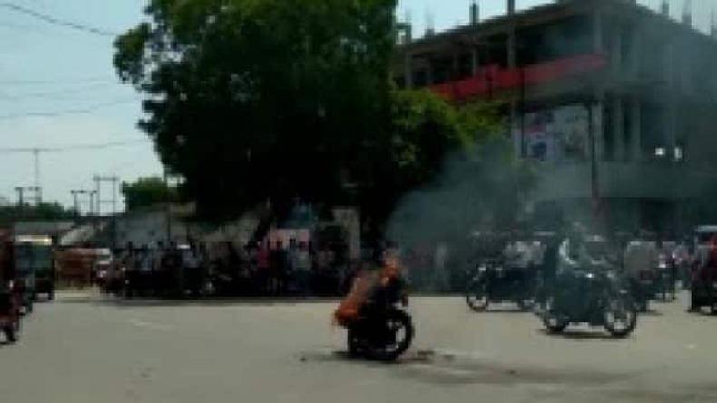 Lakhimpur में एक और कारनामा! तीन सवारी का चालान हुआ तो सरेआम फूंक दी बाइक