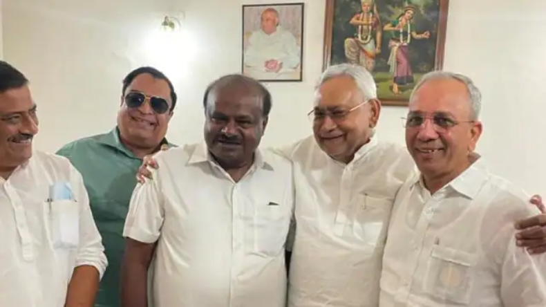 नीतीश कुमार महिला के साथ स्टेज पर ही शुरू हो गए, पहले गले में डाला हाथ, फिर जोर से खींचा अपनी तरफ, फिर करने लगे… वीडियो हुआ वायरल!