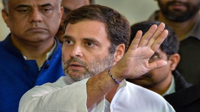 UP  में बाढ़ के हालात, बहन का शव कंधे पर ले जाने को मजबूर भाई।