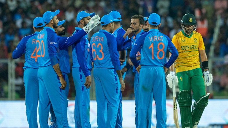 CSK से अलग होने के बाद दीपक चाहर ने तोड़ी चुप्पी, कहा माही भाई मेरे लिए……