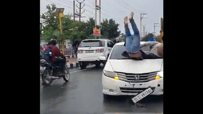 Ghaziabad में पुलिस के सामने चले लाठी-डंडे, लेकिन पुलिस बनी रही तमाशबीन