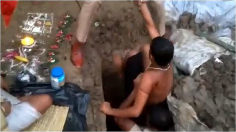 बैंक लुटेरों से अकेले भिड़ी मैनेजर, कैंची से बचाए ₹30 लाख