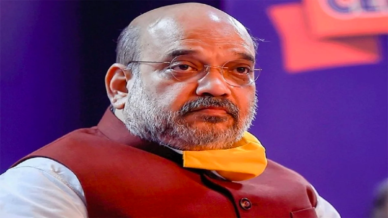 TRS नेता का जश्न! लाइन में खड़ा कर लोगों को बांटी शराब, साथ ही दिया मुर्गा