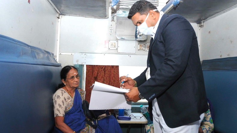 कभी सोचा है कि रेलवे स्टेशन का नाम हमेशा पीले रंग के बोर्ड पर क्यों लिखा जाता है? आइए जानते है