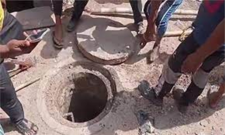 Delhi News: मुंडका में सीवर साफ करने उतरे सफाई कर्मी की मौत, बचाने गए गार्ड का भी घुटा दम