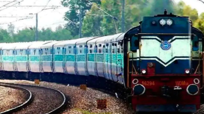 कभी सोचा है कि रेलवे स्टेशन का नाम हमेशा पीले रंग के बोर्ड पर क्यों लिखा जाता है? आइए जानते है