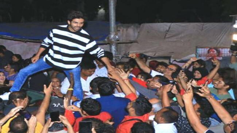 सत्यप्रेम की कथा’ की शूटिंग के लिए अहमदाबाद गए कार्तिक फिर फैंस ने घेरा
