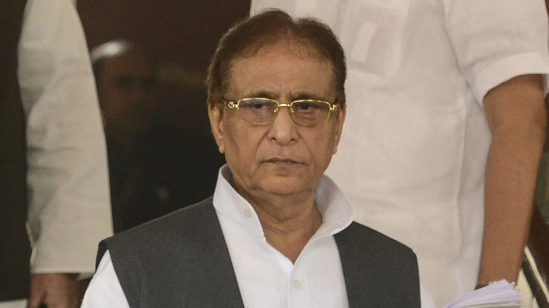 Azam Khan: जेल में बंद आजम के करीबियों पर IT का छापा, 50 गाड़ियों में सवार होकर रामपुर पहुंचे अधिकारी